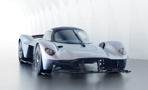 Хиперколата на Aston се задвивжа от създадения за Формула 1 V12 двигател на Cosworth, който й дава 1014 конски сили. Към това се добавя хибридна система, разработена от Мате Римац в Хърватия, която добавя още 162 коня. Резултатът е кола, която разполага с мощност от 1.12 конски сили... на килограм тегло. 
