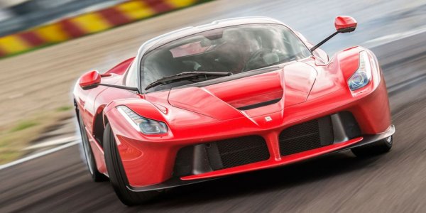 Първият "цивилен" модел на италианците, прекрачил границата от 900 конски сили. Това става благодарение на забележителния V12 двигател и комплекта батерии зад водача. Обединените им сили позволяват 0-100 км/ч за едва две секунди и половина. Днес на вторичния пазар цената се колебае между 2.5 и 3.5 милиона долара. 
