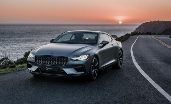 Първоначално новата дъщерна марка на Volvo бе представена като изцяло електрическа. Затова и мнозина се изненадаха, че първият й модел всъщност е хибрид. Но пътното поведение и ефектният дизайн бързо разсеяха съмненията. Според R&T това е един от най-добрите гранд туръри изобщо в историята. 
