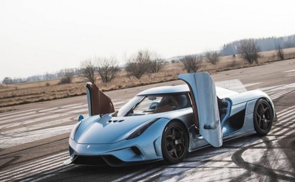 Regera e изумителна машина дори и само с това, че няма трансмисия в класическия смисъл. Тя ползва електричество при потегляне, а после се включва бензиновият двигател, свързан директно към колелата. 
