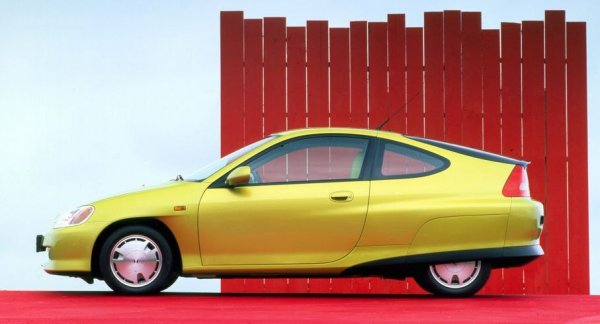 Между хиперколите и рекордьорите от Нюрбургринг тази кола стои малко странно - тя имаше миниатюрен трицилиндров мотор и покрити задни колела за по-добра аеродинамика. Но в сравнение с Prius от същата епоха, Insight бе несравнимо по-интересен, твърди R&T. И освен това можеше да се поръча и с ръчни скорости. 
