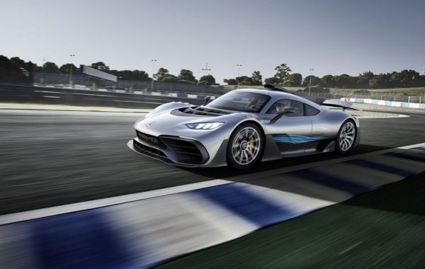 AMG One използва чифт електромотори, за да задвижва предните колела, и хибриден турбо V6 мотор за задните. 275-те предвидени бройки бяха разпродадени предварително въпреки цената от 2.72 милиона долара, а от Mercedes обявиха, че са имали поръчки за още три пъти по толкова, но решили да ги откажат, за да запазят ексклузивността. 
