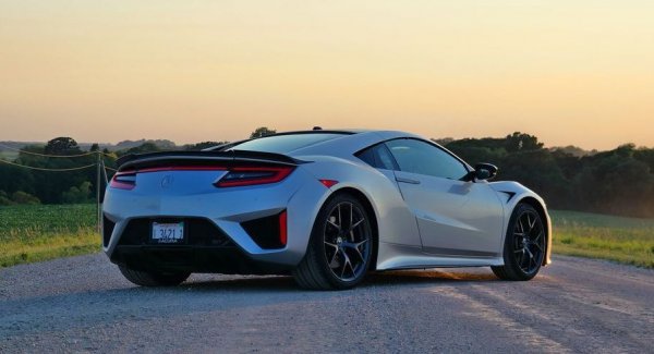 Някои хора възразяват срещу тази кола, понеже тя се кара по съвършено различен начин от първата NSX, разработена с помощта на Айртон Сена. Но щом свикнете с разликата, ще установите, че новата е също изумително способна, и неслучайно през 2017 спечели наградата за спортен автомобил на годината на R&T.
