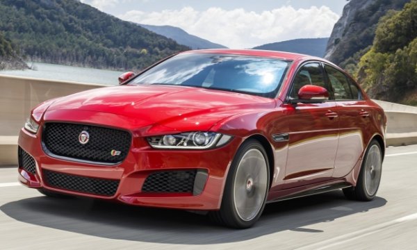 Тази английска машина с 204 к.с. ускорява от 0 до 100 км/ч за 7,3 секунди. Максималната скорост от 235 км/ч идва благодарение на 4-цилиндров двигател с 16 клапана, с електронно управление, директно впръскване и работен обем от 1997 к. см. Каталожната цена на този седан със забележително представяне започва от 56 800 евро .
