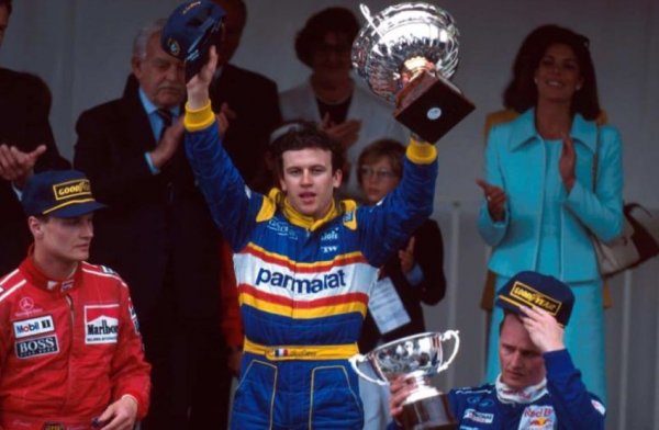 Да, има цели 24 години разлика между победите във формула 1 на пилоти от неофициалната родина на сериите. Гранд при на Монако от 1996 година е може би едно от най-яките състезания във Формула 1 за всички времена и определено най-силното, провеждано в княжеството.

През този сезон доминатор във Ф1 е Деймън Хил и се очаква той да победи в надпреварата, вървейки по стъпките на баща си, който има цели 5 победи по улиците на града-държава.