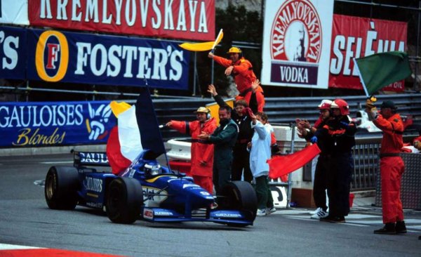 Но Хил определено е големият губещ, дори след като спечелилия пол позишън Михаел Шумахер катастрофира. Британският претендент повежда с огромен аванс, преди V10 двигателят Renault да сдаде багажа по впечатляващ начин след излизането от тунела. След което цяла процесия от други пилоти се изрежда да е начело на състезанието и по някаква причина никой не се задържа на върха.

Ред е на Оливие Панис - французин, каращ френски болид Ligier и спонсориран от френска цигарена компания, да поведе кервана. И той успява да се задържи начело до финала, печелейки единствената Гран при в кариерата си.