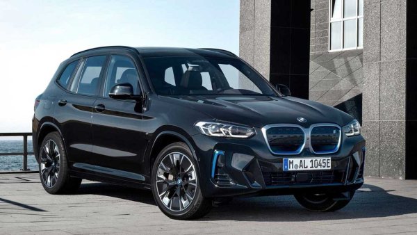 Ако бъдат подредени по азбучен ред, на първо място е BMW iX3 - електрически SUV със средни размери на баварската марка, който се произвежда в завода на BMW Brilliance в Шенян (провинция Ляонин).

BMW iX3, което ще се сглобява в Китай от 2021 г. и ще се продава и в Европа, има батерия с 80 kWh, мощност 286 к.с., задвижване на задните колела и електрически пробег до 462 км.
