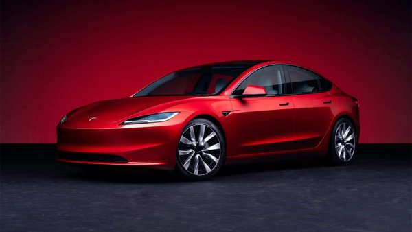 Американският гигант Tesla също разчита на китайски заводи, за да снабдява Европа с електрическите си автомобили. Tesla Model 3, предназначен за Европа, в момента идва от Gigafactory 3 в Шанхай, който също произвежда Model Y за китайския вътрешен пазар. Моделът Y за Европа, от друга страна, се сглобява във фабриката Giga Berlin (или Gigafactory 4).

Наскоро преработеният Tesla Model 3 се предлага с един електромотор и задвижване на задните колела с 283 к.с. и пробег от 554 км (WLTP) с пълна батерия, както и с два двигателя с 498 к.с. и обхват 678 км.
