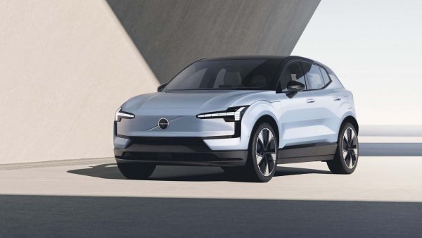 Мажоритарен акционер на Volvo Cars е Geely, което обяснява защо много от новите автомобили на Швеция се произвеждат в Китай. Първият беше Volvo S90, който се произвеждаше за цял свят в Дакинг (провинция Хейлонгян).

Новите електрически автомобили ще се произвеждат на други места като Жангиаку (провинция Хъбей) за Volvo EX30, Чънду (провинция Съчуан) за Volvo EX90 и Нингбо (провинция Желанг) за Volvo EM90.
