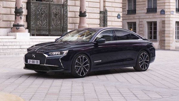 Другата френска кола с китайски корени е DS 9 - седан, произведен от Baoneng Group в производствената й база в Шенжен (провинция Гуангдонг). Най-големият модел с четири врати на DS се предлага само с plug-in хибридни двигатели E-Tense с мощност 250 или 360 к.с. По-мощният вариант е със задвижване на всички колела.
