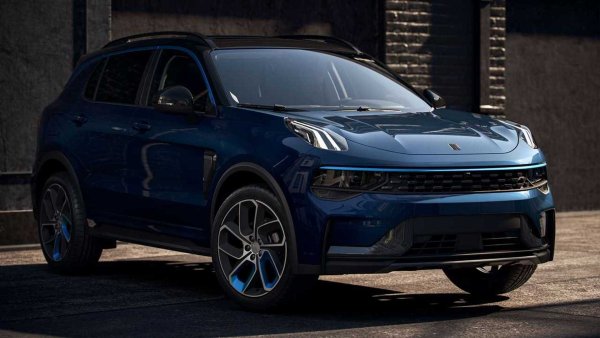 С Lynk & Co се намираме по средата между Европа и Китай, тъй като собствеността на тази марка е разделена поравно между Volvo и Geely. Единственият модел, който в момента се продава в Европа, е Lynk & Co 01 - компактен SUV с plug-in хибридно задвижване, който се сглобява в китайската фабрика в Нингбо (провинция Джъдзян), където се произвежда и Polestar 4.
