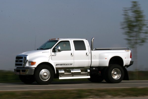 С дължина си от 6.5 метра и тегло от 5.2 тона, пикапът F-650 има характеристики близки до тези на малък камион