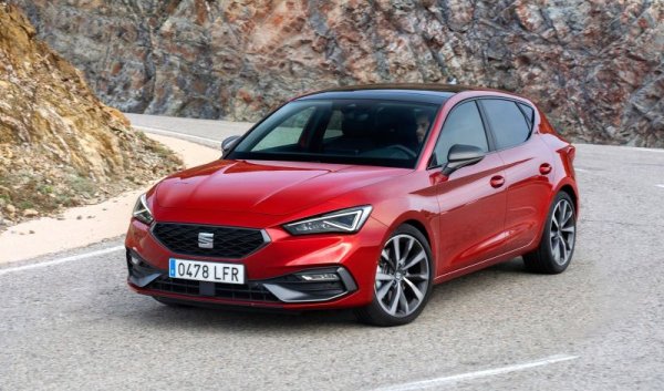 Seat успя да защити честта на испанската автоиндустрия и да си върне първото място, което доскоро се владееше от Dacia Sandero. Leon има 2913 продажби тази година, изпреварвайки с около 90 бройки Peugeot 2008. Sandero се смъкна на трета позиция, отчасти и заради проблеми с доставките заради недостига на чипове. В шестицата са още Seat Ateca, Renault Clio и Toyota Corolla. 
