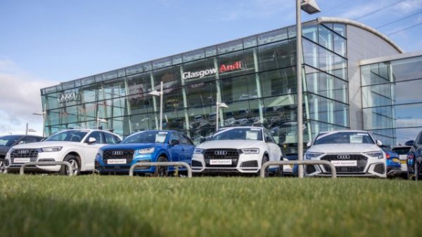 Доминиращото мнение е, че агенционният подход е по-лесно приложим при по-скъпите марки. Потвърждението е, че и в концерна VW първата компания, която минава на този принцип, е Audi. 
Cupra, новата премиум марка на Seat под крилото на VW Group, също преминава на агенционен модел. 