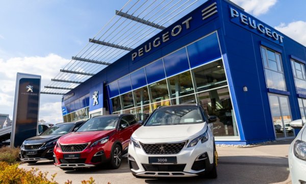 Stellantis планира да мине изцяло на агенционен принцип, но без да бърза. Alfa и DS ще са опитните мишлета, докато по-големите брандове Peugeot, Citroen, Jeep и Fiat са оставени за втората вълна, засега без фиксирани дати за прехода. Все пак Stellantis подготви почвата, като още през 2022 обяви, че през 2023 ще анулира всички съществуващи договори с дилъри и ще предоговаря условията. 
