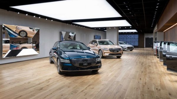 Премиум брандът на Hyundai, който тепърва стъпва на повечето европейски пазари, от самото начало е въвел директни продажби - той сам притежава и управлява физическите си шоуруми. Но за последващото разширяване на обхвата ще търси и партньори по агенционния принцип. 
