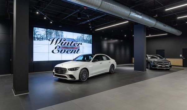 Германският гигант избира смесен подход. На някои пазари, които според анализаторите са готови за прехода, компанията вече действа на агенционен принцип. За други, основно в Централна и Източна Европа, си остава досегашната схема с дилърите. 
