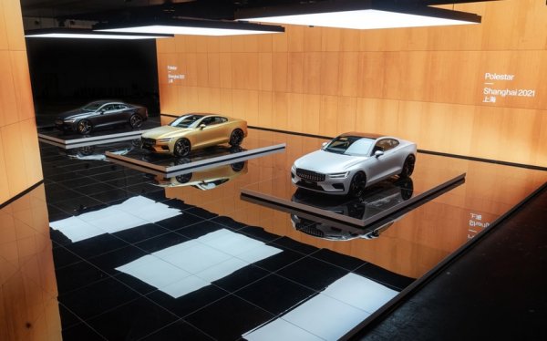 Шведската марка на Geely още миналата година подписа новите "агентски" договори с досегашните си дилъри на най-големите европейски пазари, като те ще започнат да работят на новия принцип след броени дни - от юни 2023. Компанията опитва също да наложи директни продажби чрез собствени шоуруми, елиминирайки изобщо посредниците. По същия принцип действа електрическият бранд Polestar. 