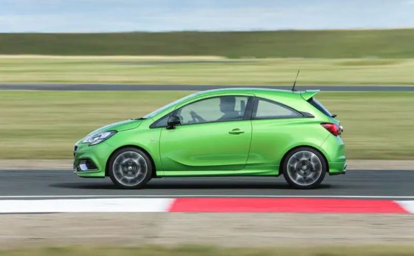 По ирония на съдбата класът, който изстреля толкова много други формати, е отчасти застрашен като градски автомобил поради драконовските минимални изисквания за CO2 емисиите. Вече не можете да вземете Opel Corsa с три врати (на снимката) или Toyota Yaris, но дори малките „четиривратки“ ще изчезнат от ценовите листи, както се прогнозира.