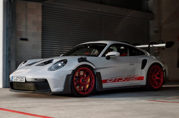 Двигателят, наследен от оригиналния GT3, е подобрен благодарение на разпределителни валове с модифициран профил на гърбицата, които увеличават мощността до 525 к.с. Скоростната кутия PDK има съкратен диапазон на предавателни числа. Шасито е пренастроено и допълнено с регулируеми амортисьори. 

Автомобилът разполага и к DRS (Drag Reduction System), която е използвана за първи път в серийно Porsche. С натискане на един бутон шофьорът поставя аеродинамичните части в позиция на най-малко съпротивление, така че да не забавят автомобила при ускорение по права линия.