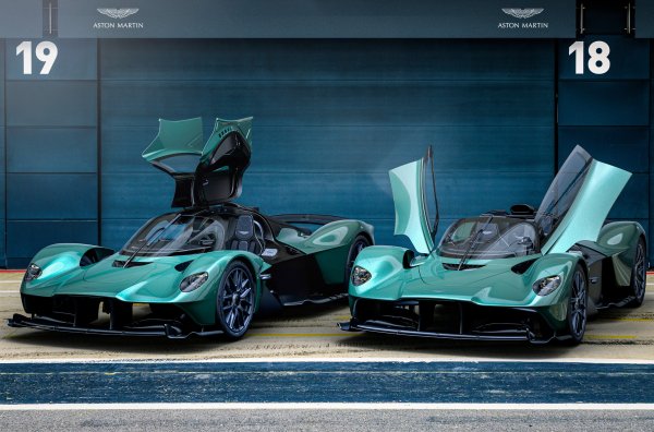 Британската компания отдавна и безвъзвратно премина към двигатели с турбокомпресор, но направи приятно изключение за своята хиперкола Състезателният характер на Valkyrie  принуди инженерите да да се обърнат към 6,5-литров V12 с атмосферно пълнене, създаден с участието на Cosworth. Той се развърта до над 11 000 об/мин и е част от хибридната система с пикова мощност от 1155 к.с.