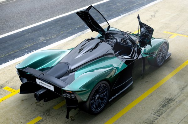 Хиперколата всъщност е състезателно чудовище за обществените пътища, като тя е изготвена по специални рецепти с активното участие на специалисти от Red Bull Advanced Technologies и легендарния дизайнер на болиди от Формула 1 - Ейдриън Нюи. В официалните доклади например се споменава изключителната &bdquo;стойност на притискащата сила в случай на откритата Valkyrie Spider &ndash; 1,4 тона при 240 км/ч.