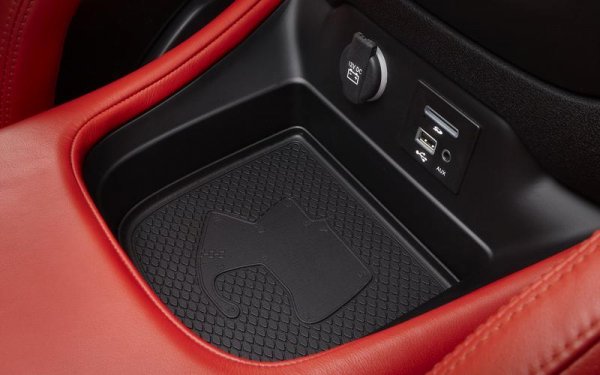 В модела Dodge Viper SRT може да откриете контурите на някои известни състезателни трасета. Така например, гумената подложка под централната конзола е с релефа на пистата Лагуна Сека, а на поставката за монети до бутона за отваряне на десния прозорец и изобразено трасето Нюрбургринг.