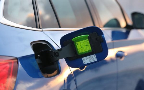 Верни на мотото си &ldquo;simply clever&rdquo;, от Skoda поставят стъргалка за лед при капачката на резервоара в повечето си модели. От компанията обясняват, че са избрали прозрачна стъргалка, тъй като тя служи като лупа и по-лесно могат да се прочете етикетът за налягането на гумите, поставен на капачката. При някои от по-новите модели, като Kamiq, стъргалката служи и като измервател за дълбочината на грайфера на гумите.