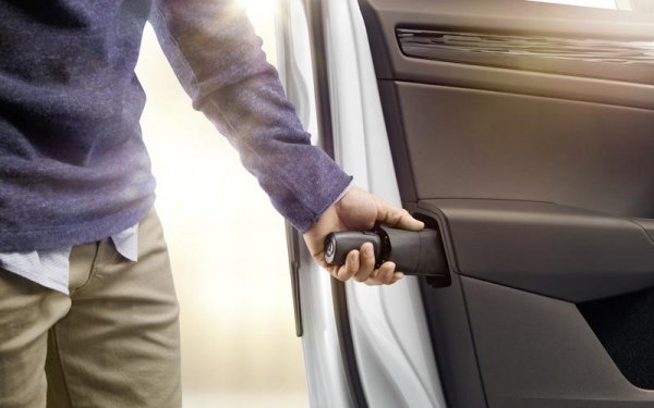 Дълги години моделите на Rolls-Royce излизат с ниша за шпостасвяне на чадър във вратите или купето. Но няма писано правило, че трябва да сте милионер, за да се насладите на този дребен лукс: модели като Superb, Kodiaq и Scala на Skoda предлагат отделение за чадър в предните си врати, а при Rapid, Octavia и Fabia, такова е налично под предната пасажерска седалка.