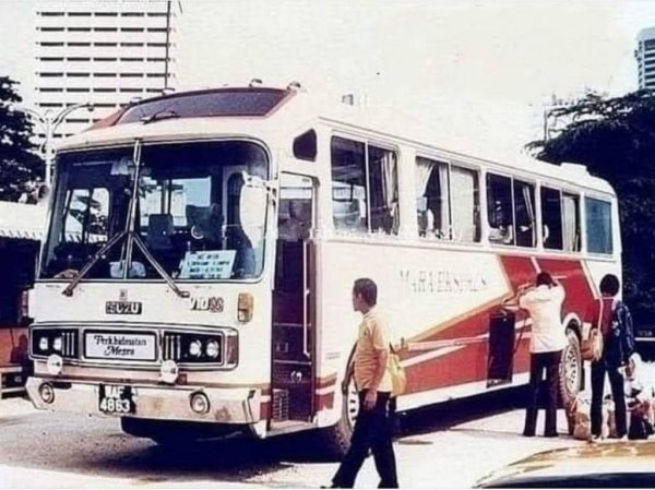 През 70-те години популярността на "работните" V10 стига и до Япония, където Isuzu произвежда дизелови агрегати с 10 цилиндъра и работни обеми до 30 литра, предназначени за употреба в тежки камиони и автобуси. Японските V10 са с атмосферно пълнене и с мощност до 600 конски сили. 
