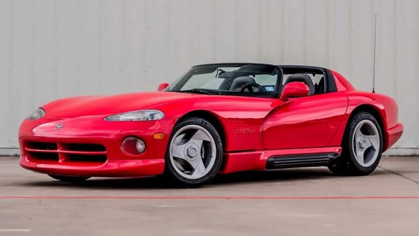 V10 се използват успешно в състезания и в тежки машини, но на никого и през ум не му минава да ги вложи в лека кола. До появата на зловещия Dodge Viper. Неговият 8-литров V10 с 400 коня мощност е всъщност базиран на добрия стар чугунен V8 на Chrysler, но преобразен с помощта на инженерите на Lamborghini (по онова време италианската компания все още е собственост на Chrysler).
