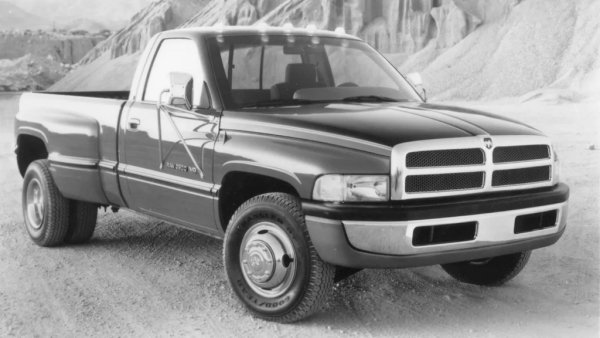 На американския пазар има изобилие от купувачи на тежки пикапи, които искат голям въртящ момент, но не са склонни да изберат дизела. За тях Dodge създава Ram с 8.4-литров бензинов V10 с чугунен блок - разклонение от същото дърво, от което идва и моторът на Viper.