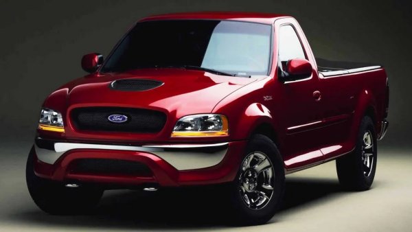 Успехът на 10-цилиндровия Ram подтиква Ford да разработин негов конкурент. Това е Triton с неговия 6.8-литров V10. Двигателят има 72º интервал на възпламеняване, за да се намалят вибрациите - хитро инженерно решение, което впоследствие ще стане масова практика. 
