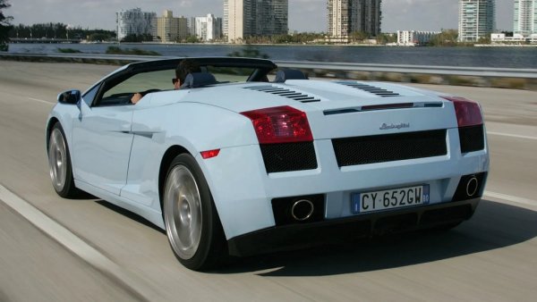 Впечатляващият успех на Lamborghini Gallardo се дължи в голяма степен и на 5-литровия му V10. Това е стара мечта на инженерите от Сант'Агата - още в ерата, в която марката е собственост на Chrysler, те са разработили прототипи на 4-литров V10 за концептуален модел, нарисуван от Гандини и наречен Р140. Американците замразяват проекта, боейки се от високите разходи, но VW няма нищо против да инвестира - и после да използва получения V10 в свои модели и в Audi R8. 
