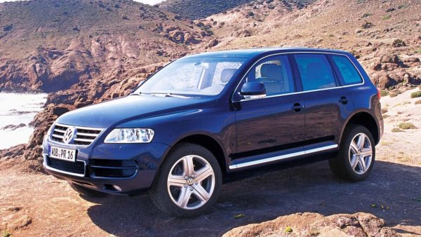 Volkswagen разполага и с друг V10 извън създадения от Lamborghini - и той, разбира се, е дизелов. Този 4.9-литров агрегат е в сърцето на Phaeton, фикс идеята на Фердиданд Пиех, и в Touareg. Могъщ мотор, когато работи - но твърде често изпада в другото състояние. 
