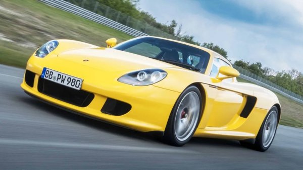 Porsche Carrera GT е една от най-удивителните машини, правени някога от компанията от Цуфенхаузен. До голяма степен това се дължи и на чудовищния V10, който я задвижва - агрегат, разработен първоначално за така и неосъществен проект в състезанията за издръжливост. 
