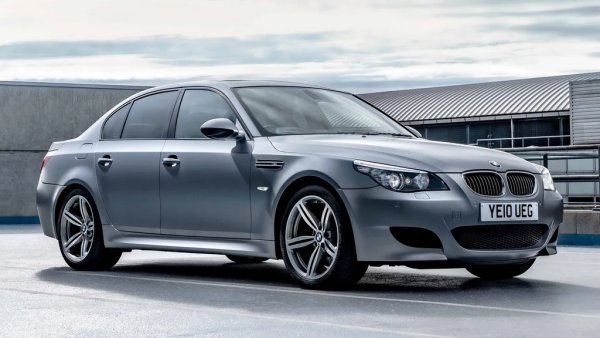 Решението на Audi и Porsche да предложат на масовия пазар модели с V10 амбицира колегите им в BMW да сторят същото. За основа служи агрегатът им от Формула 1, но двигателят, монтиран в М5 от генерацията Е60, е много силно преработен в сравнение със състезателния оригинал. Ще го срещнете и в М6 от 2005 година. 
