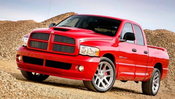 Накрая лудостта в Dodge достига апогея си: шефовете на марката решават да монтират същинския двигател на Viper в работен пикап. Резултатът е Dodge Ram SRT-10 - наполовина селскостопанска машина, наполовина филм на ужасите, с ръчни скорости на всичкото отгоре. 
