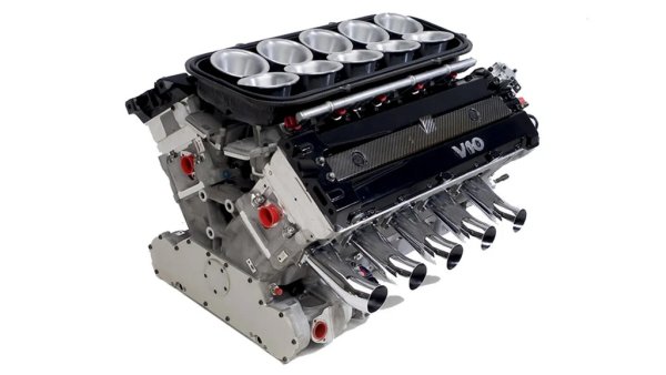 През 1971 легендата от Формула 1 Джак Брабъм обединява сили с талантливия инженер Джон Джъд и двамата основават компания за състезателни двигатели. Judd има няколко почетни стълбички в F1 с пилоти като Менсъл, Капели и Гугелмин, а след това години наред е от водещите сили в Льо Ман, но така и няма късмета да спечели легендарното състезание - най-доброто постижение е второ място. 
