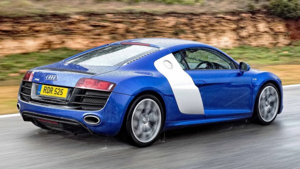 Инголщатският V10 е монтиран в най-различни коли, но най-подходящата за него без съмнение е R8, дебютирала през 2009. Тук блокът е подсилен, ъгълът на възпламеняване не е 72 градуса, а последователно 90 и после 54. Това е една от германските коли с най-характерен звук. 
