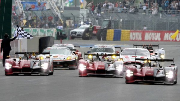 През 2009 любовта към V10 в Audi стига дотам, че дизеловият V12 на болидите на Льо Ман е заменен с него в новата състезателна кола R15 TDI. В дебютното си участие R15 отстъпва на дизеловото Peugeot, но през 2010 окупира и трите места на подиума, като победителят изминава 5335 километра - рекорд, недостижим и до днес. 
