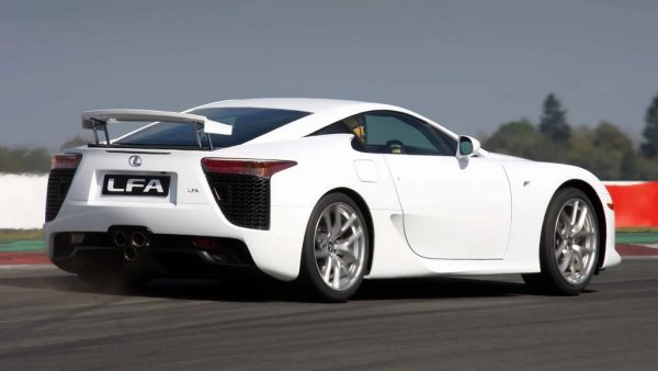 Близо десетилетие Lexus разработва своята суперкола LFA, наблягайки на V10, защото такива са двигателите на Toyota за Формула 1. Но когато най-после LFA е готов за пазара, с разработен от Yamaha агрегат, участието на компанията-майка в F1 е отдавна приключило. 
