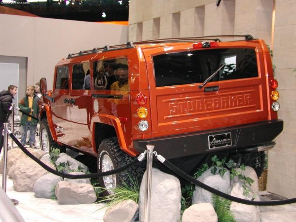 Първоначално Avanti се фокусира върху дребно серийно производство на гореспоменатия Studebaker, проектиран от Реймънд Лоуи. В началото на века собственикът на компанията Майкъл Кели имал съвсем разумна идея да пусне гигантски SUV и да използва забравеното име, тъй като американската мания за всъдеходи е доста благоприятна за експеримента.