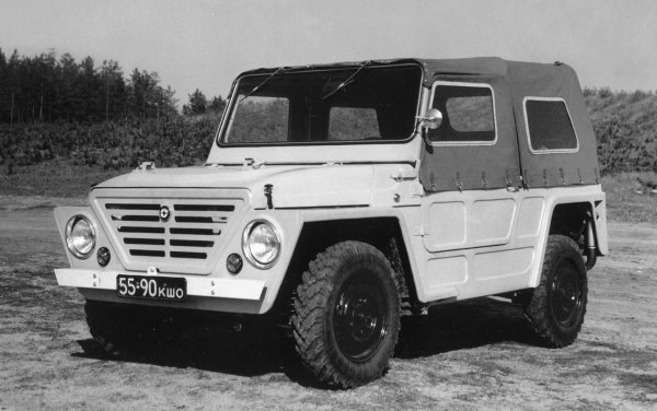 През лятото на 1970 година, председателят на Съвета на министрите в СССР Алексей Косигин дава идеята за създаване на всъдеход, който да комбинира проходимостта на УАЗ с комфорта на лек автомобил. Задачата веднага е предадена на трите големи производителя ВАЗ, АЗЛК и ИжАвто, които скоро лансират прототипите ВАЗ-«Э-2121», Москвич-2150 и Иж-14.

Най-много се харесал проекта на завода от Толиати, като тяхната машина се оказала най-балансирана и конкурентоспособна, на фона на чуждестранните аналози. Както виждате от снимката, първоначалният проект изглеждал доста по-различно, но семплата „военна” каросерия била по-скоро за тестване на механиката. С годините, „Нива” добила и дизайна си, който общо взето е непроменен и до днес.