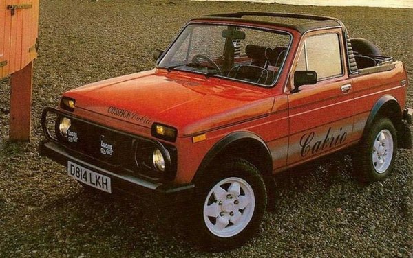 Доставките на всъдеходната Lada на пазара във Великобритания започват още през 1978 година, но за да се създаде версия с десен волан трябва да минат още 5 лета. Така се появява версията Cossack (Казак), която освен обратната дирекция се отличава с доста по-богато базово оборудване, 5-степенна скоростна кутия и нова раздатка с понижени вибрации.

Още по-интересна е версията Cossack Cabrio, създадена на базата на конвенционалния модел от британското ателие Top Hat Conversions. Подобни модификации са изключителна рядкост, като по онова време били много добре възприето от фермерите на Острова.