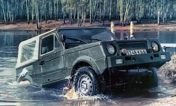 Предназначеният за армейски задачи автомобил-амфибия &bdquo;Река&rdquo; е разработен под ръководството на главния конструктор на Niva Пьотр Прусов още в средата на 70-те години на миналия век, успоредно с гражданската версия на всъдехода. 

Най-уязвимите агрегати на машината били защитени под херметично затворена каросерия, а в ролята на винт за плаване в реката играели собствените колела на автомобила. Така, машината можела да се движи във вода със скорост от 4 км/ч.

Разработката на амфибията продължава чак до 1988 година, но машината така и не се внедрява в серийно производство. Дотогава са създадени 27 автомобила, които се отличавали един от друг.