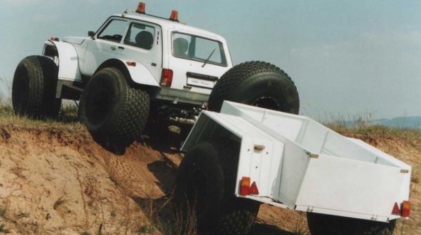 ВАЗ-1922 Марш се произвеждал от 1995 до 2009 година от дъщерното на АвтоВАЗ предприятие Бронто. Машината била изцяло базирана на серийната Niva, но това, което я отличавало сериозно били огромните гуми със свръхниско налягане. Те позволявали на всъдехода не само да се придвижва успешно в блатисти местности, но и да оказва натиск върху земята от едва 0,2 кг / кв. см. Благодарение на колелата, клисрънсът на машината достига до чудовищните 480 мм, като позволява ъгли на заход и спускане от съответно 65 и 75 градуса.

Двигателя и скоростната кутия били стандартните за &bdquo;Нива&rdquo;, като позволявали максимална скорост на всъдехода от 70 км/ч. Машината била оборудвана с два резервоара за гориво, с общ капацитет от 70 литра.