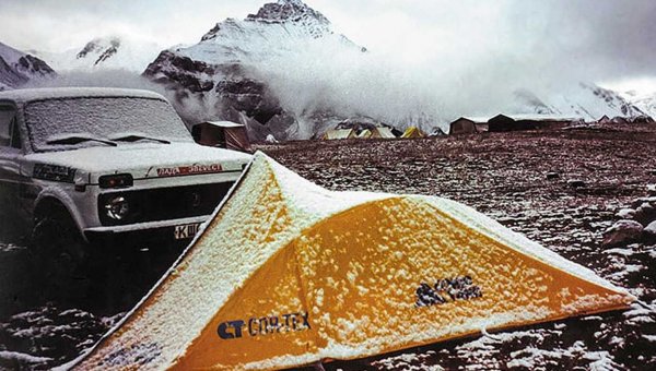 В дългата история на Niva, различни нейни модификации са поставили немалко рекорди. Представеният в предния слайд &bdquo;Марш&rdquo; през 1999 и 2000 година покорява Северния полюс. Абсолютно сериен ВАЗ-2121 над десетилетие и без сериозни повреди работи на руската полярна станция &bdquo;Белингсхаузен&rdquo;, като се грижи за превоз на товари и буксир на съдове в условия на екстремни температури (от -54 до +40С&deg;).

Малкият всъдеход вържи и височинните рекорди на 20 век. През 1998 година машината достига до базовия лагер на Еверест, на височина от 5200 метра над морското равнище. Година по-късно, Niva подобрява собствения си рекорд, изкачвайки се до 5726 м н. в. на тибетското плато в Хималаите.