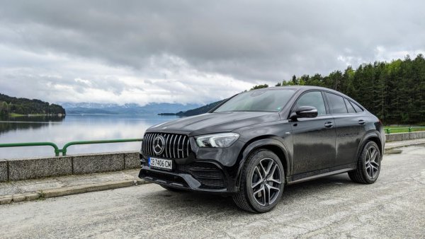 Германската марка е пласирала с над сто автомобила (+28%) повече, отколкото в предкризисната 2019 година. И тук огромната част от продажбите се пада на SUV гамата. 
 
Най-продавани модели:
Mercedes GLE - 125
Mercedes GLC - 76
Mercedes GLS - 72
Mercedes S-Class - 53
