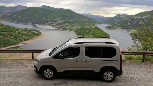 Над 31% ръст на годишна база за Peugeot, но регистрациите още са далеч от онези през 2019 година (1212 за петте месеца). 

Най-продавани модели:
Peugeot Boxer - 143
Peugeot 2008 - 123
Peugeot 3008 - 107
Peugeot Partner - 83 
Peugeot Rifter - 80
Peugeot 208 - 76 
Peugeot 5008 - 57
Peugeot 308 - 43